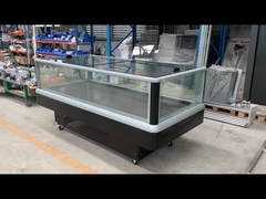 Supermarkt koelkast met een glazen deur en een groot glazen venster